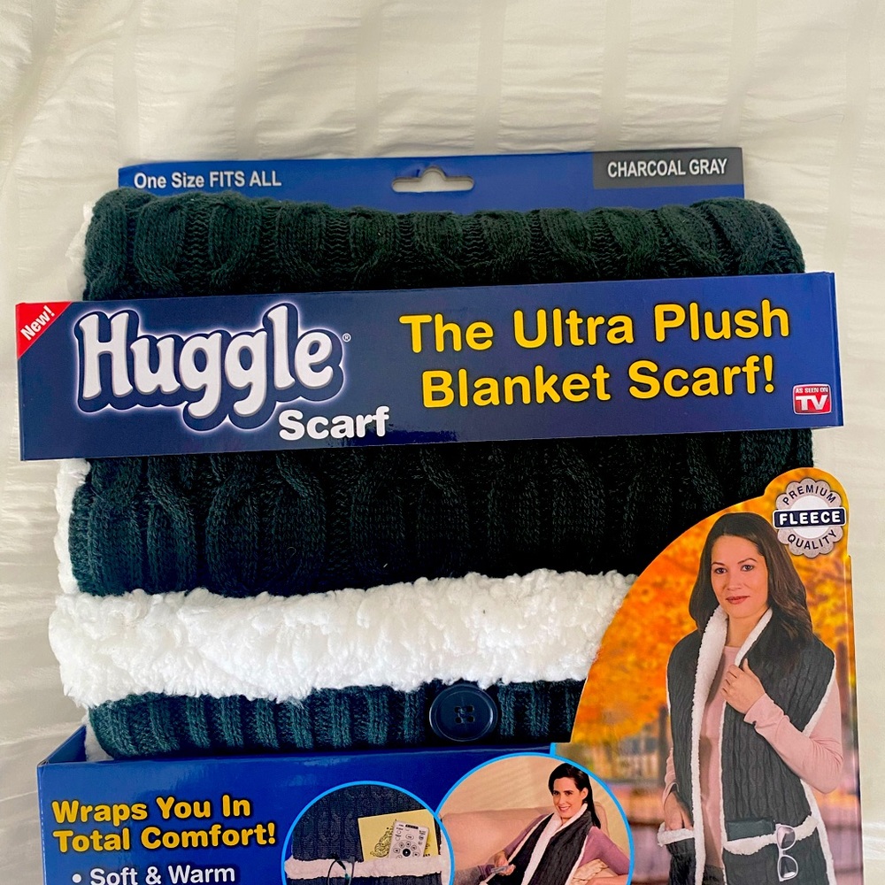 ❤️Huggle Scarf NWT brand new in box blue